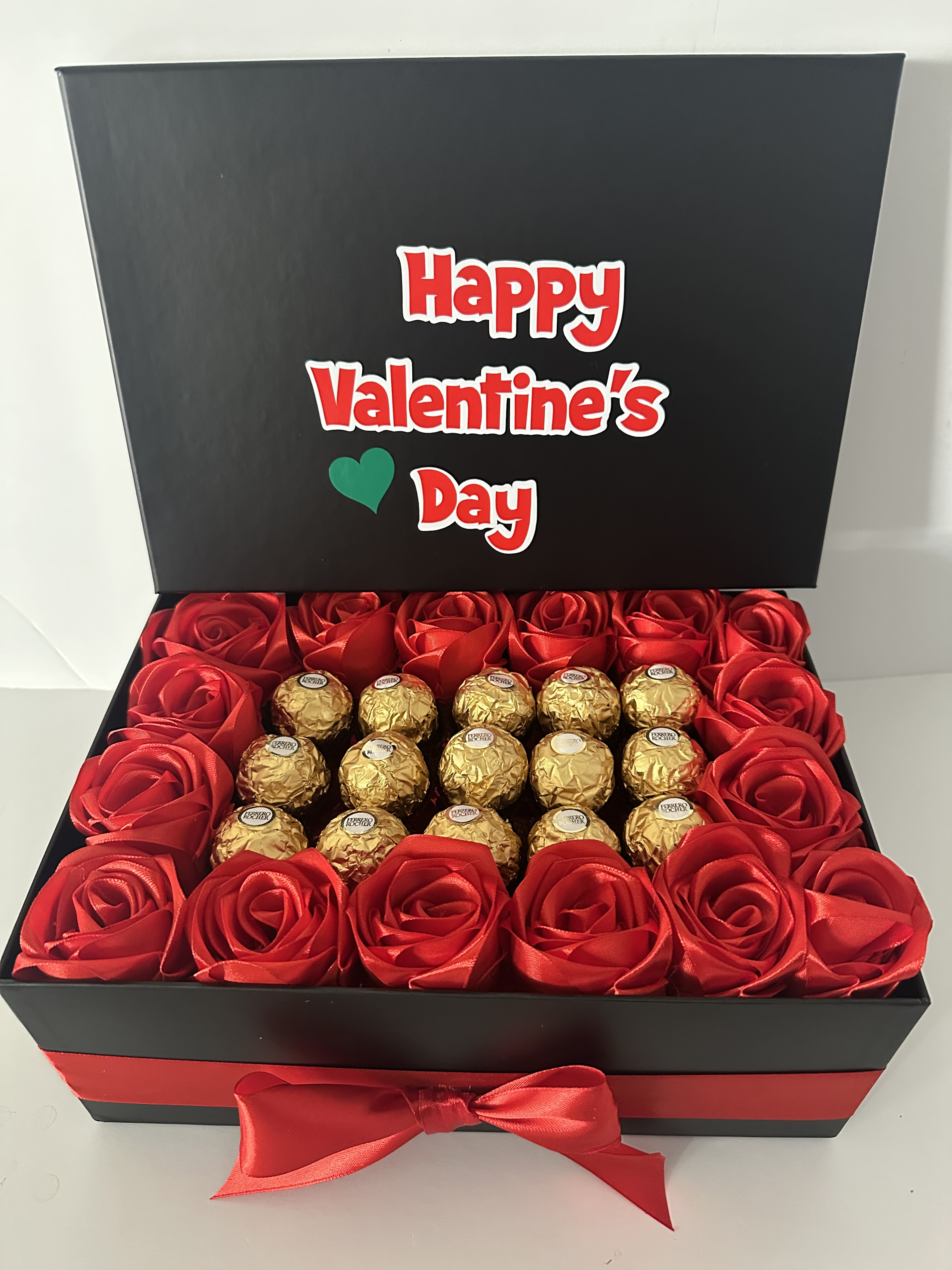 Cajita con Rosas Eternas y Chocolates